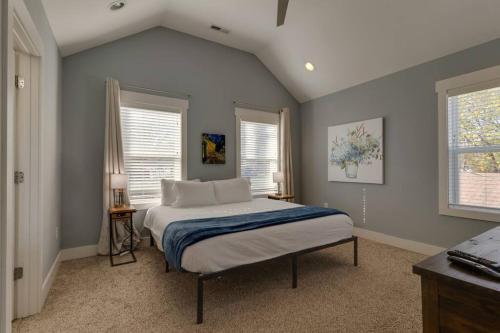 una camera da letto con un letto e due finestre di 3 Bedroom Home- HUGE yard for pets 4 miles to Broadway a Nashville
