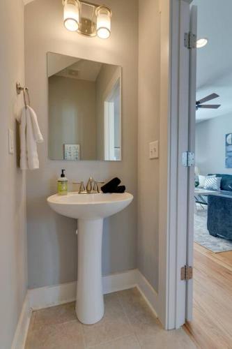Bagno di 3 Bedroom Home- HUGE yard for pets 4 miles to Broadway