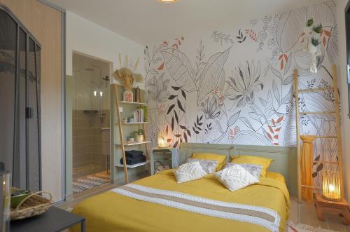Ένα ή περισσότερα κρεβάτια σε δωμάτιο στο Chambre chez l'habitant dans Villa d'architecte avec Piscine chauffée
