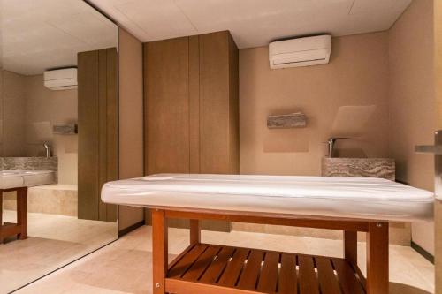 Deco Armani Studio Recoleta في بوينس آيرس: غرفه فيها طاوله وسرير