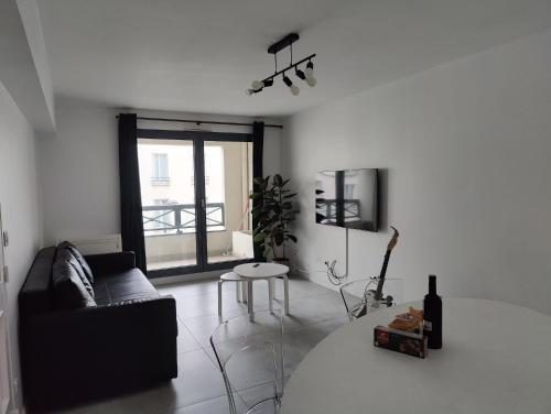 un salon avec un canapé et une table dans l'établissement Confortable 54m2 NEW Paris Nation Gare de Lyon, à Paris
