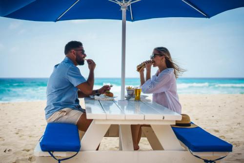 Επισκέπτες που μένουν στο Southern Palms Beach Club