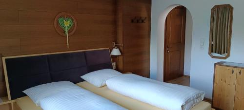 Ένα ή περισσότερα κρεβάτια σε δωμάτιο στο Haus Krößbacher