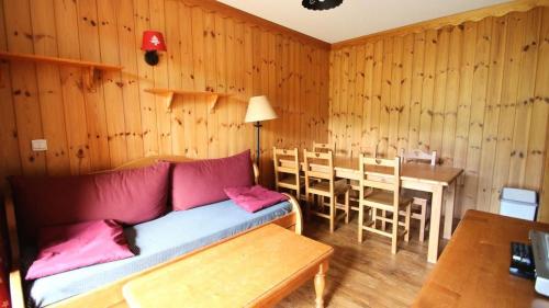 un salon avec un canapé et une table dans l'établissement Résidence Dame Blanche - DBAC2 - APPT 2 CHAMBRES - BALCON - 6 PERSONNES - Secteur 1800 MAE-0391, à Narreyroux