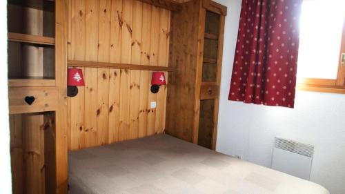 - une chambre avec un lit et un mur en bois dans l'établissement Résidence Dame Blanche - DBAC2 - APPT 2 CHAMBRES - BALCON - 6 PERSONNES - Secteur 1800 MAE-0391, à Narreyroux