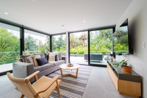 a living room with a couch and a table at Capitalia Parque Lincoln in Mexico City