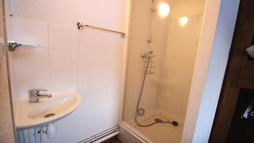 une petite salle de bain avec un lavabo et une douche dans l'établissement Résidence Dame Blanche - DBAC2 - APPT 2 CHAMBRES - BALCON - 6 PERSONNES - Secteur 1800 MAE-0391, à Narreyroux