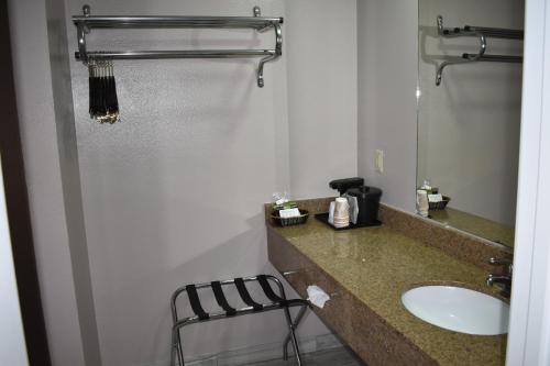 een badkamer met een wastafel en een spiegel bij The Heritage Inn, Inc in Huntingdon