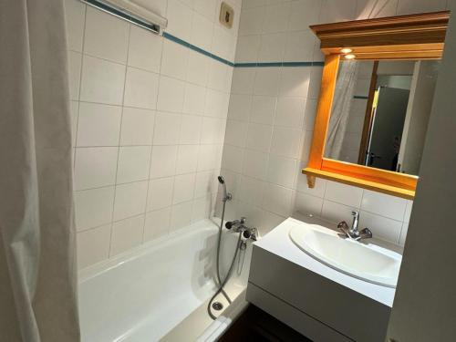 une salle de bain avec une baignoire blanche et un lavabo dans l'établissement Résidence Turquoise - 2 Pièces pour 5 Personnes 69, à Mâcot La Plagne