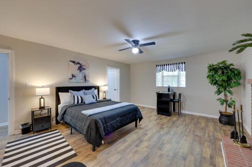 une chambre avec un lit et un ventilateur de plafond dans l'établissement Walkable Greenville Home Near Dtwn, à Greenville