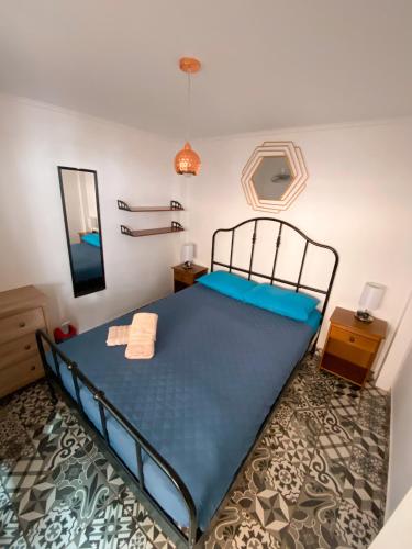 a bedroom with a large bed in a room at Rey Lagarto Hostel in San Pedro de Atacama