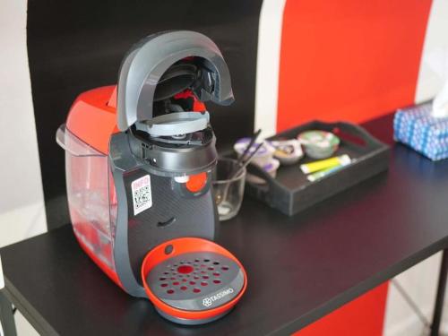 un mélangeur assis au-dessus d'une table dans l'établissement Suite Intimity-Olympe Suites & Spa Lille, Croix, Roubaix, à Croix