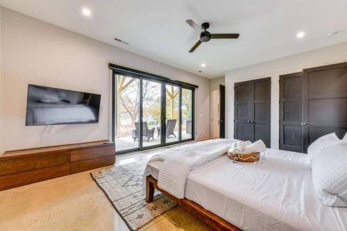 Una cama o camas en una habitación de The Flat - A Lake View Retreat with Dock Access