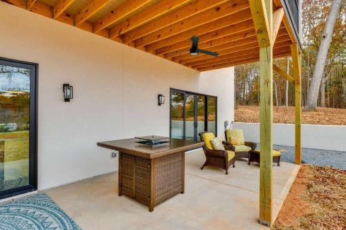 Galería fotográfica de The Flat - A Lake View Retreat with Dock Access en Mooresville