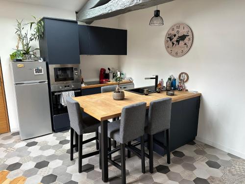 une cuisine avec une table en bois et un réfrigérateur dans l'établissement L appartement canal du midi, à Toulouse