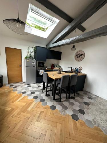 une cuisine avec une table et des chaises dans une pièce dans l'établissement L appartement canal du midi, à Toulouse