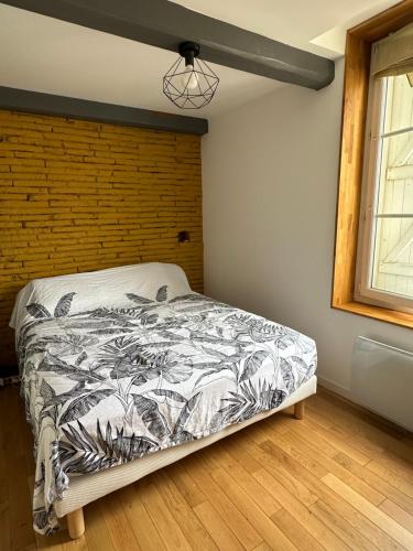 une chambre avec un lit dans une pièce dans l'établissement L appartement canal du midi, à Toulouse