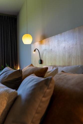 a bedroom with two beds with pillows and a lamp at Casa de Huéspedes La Azul in Los Árboles