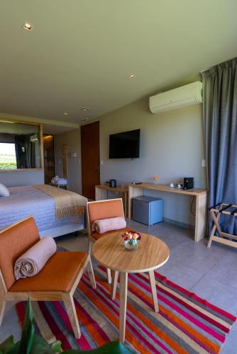 a hotel room with a bed and a table at Casa de Huéspedes La Azul in Los Árboles
