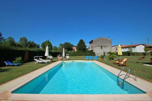 - une piscine au milieu d'une cour dans l'établissement Rustico del Chiasso, à Capannori