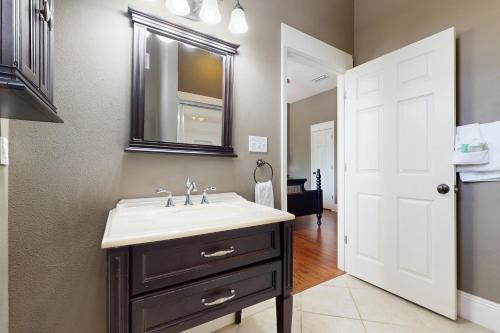 Bilik mandi di Seaesta at Topsail Village