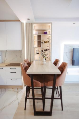 a dining room with a table and chairs at Lux Apartmani Teslić in Teslić