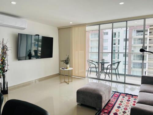 a living room with a couch and a table with chairs at Apartamento Nuevo en el mejor club house de Neiva, a 5 minutos del aeropuerto y centro comercial in Neiva