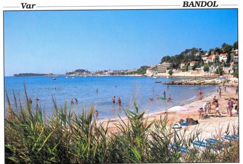 VILLA SUPERBE VUE MER SUR LA BAIE DE BANDOL , 200 m des PLAGES
