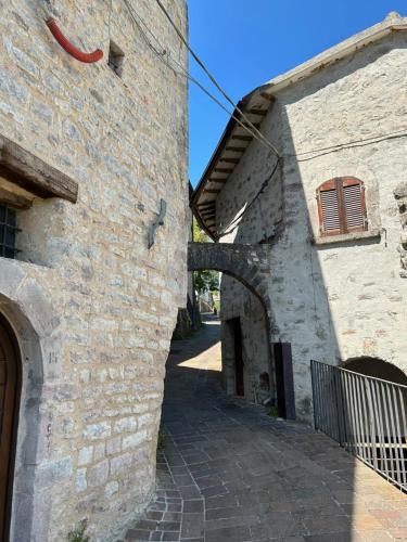 an alley in the side of a stone building at Residenze Ponte in Ponte