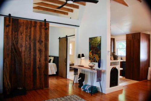 Gallery image of Charming Urban Retreat - Cozy Cottage in Charlotte in Charlotte