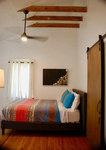 Gallery image of Charming Urban Retreat - Cozy Cottage in Charlotte in Charlotte