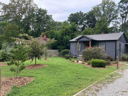 Gallery image of Charming Urban Retreat - Cozy Cottage in Charlotte in Charlotte