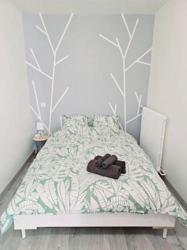 - un lit avec une serviette dans une chambre dans l'établissement Joli F2 Gare Orléans avec parking privé et balcon Classe 3 étoiles, à Orléans