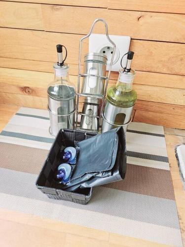 un récipient rempli de bouteilles en verre sur une table dans l'établissement Joli F2 Gare Orléans avec parking privé et balcon Classe 3 étoiles, à Orléans