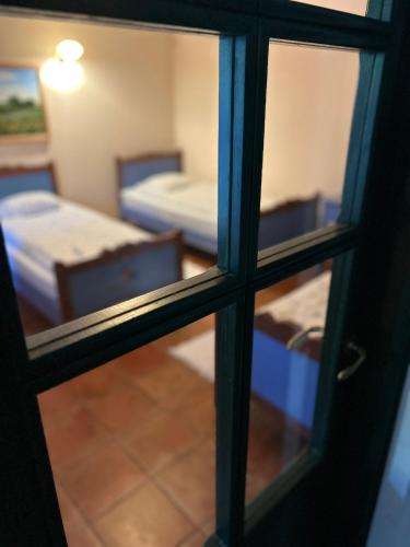 Ένα ή περισσότερα κρεβάτια σε δωμάτιο στο Folwark Miłkowiec