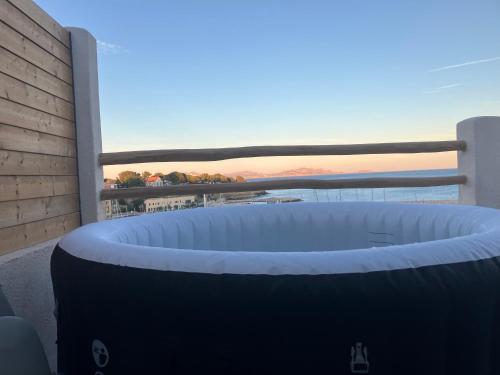 Φωτογραφία από το άλμπουμ του T2 vue sur le port jacuzzi terrasse et parking σε Carry-le-Rouet