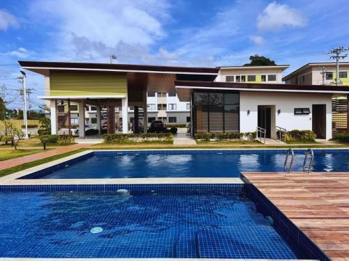 Lapu Lapu CityにあるKing Bed, Big Kitchen, Fast WiFi, Near Airportの家の前にプールがある家