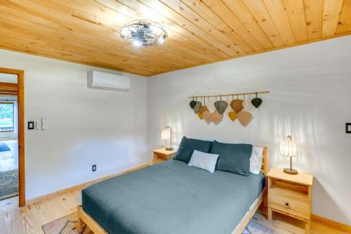 Katil atau katil-katil dalam bilik di Stylish Catskills Retreat Year-Round Adventure!