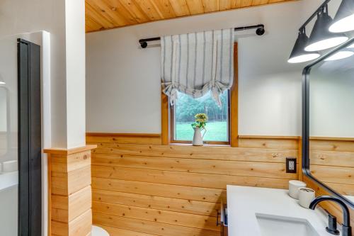 Bilik mandi di Stylish Catskills Retreat Year-Round Adventure!