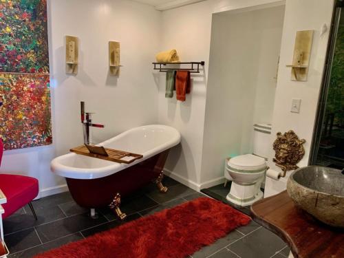 Ένα μπάνιο στο Guest Favorite Garuda Apartment 8