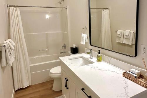 Un baño blanco con lavabo y ducha en Bay View Loft, en Lincoln City