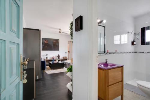 łazienka z umywalką, toaletą i wanną w obiekcie Apartamento acogedor en la laguna w mieście La Laguna