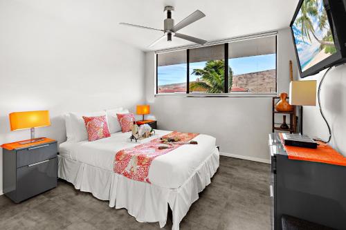 Un dormitorio blanco con una cama y una ventana. en Milowai 401, en Wailuku