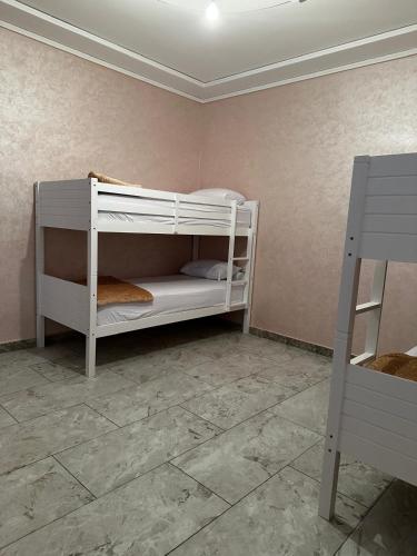 ベルカンヌにあるMaison Wartasの二段ベッドが2つある部屋
