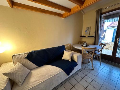 un salon avec un canapé et une table dans l'établissement Casa Lili, à Leucate