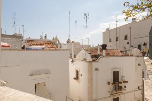 a view of a city with white buildings at Sud Est 13 in Putignano