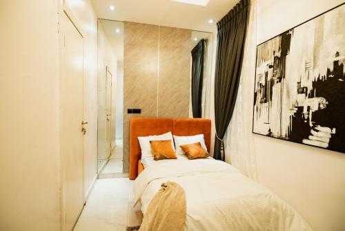 Una cama o camas en una habitación de 5 bedroom classy fully furnished