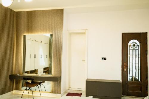 Galería fotográfica de 5 bedroom classy fully furnished en Ikota
