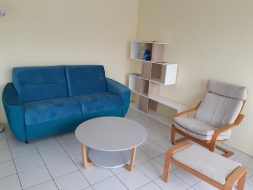 - un salon avec un canapé, une chaise et une table dans l'établissement surcouflepouliguen appartement 60m2 sur le port 4 personnes, au Pouliguen