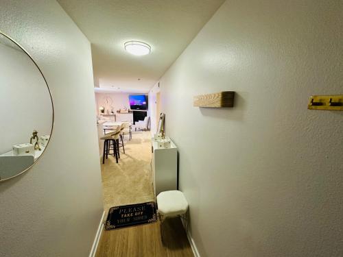Un pasillo con espejo y un comedor. en Mid-City Charm 2BR Near LAs Hotspots!, en Los Ángeles